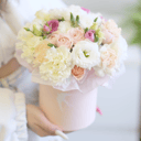 Шляпная коробка с цветами «Нежное облачко с пионовидной розой»