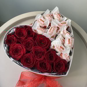 Композиция в форме сердца «В сердце вновь весна» из роз