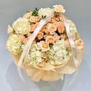 Букет из гортензий и кустовых роз