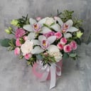 Шляпная коробка с цветами «Коробка с цветами "Амстердам"» из гвоздик и орхидей