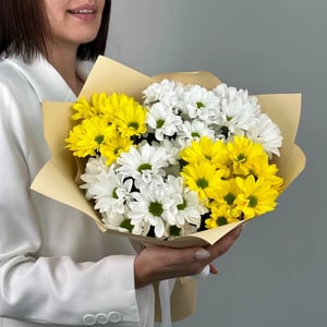 Букет из белых и желтых кустовых хризант