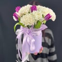 Шляпная коробка с цветами «Коробка с тюльпанами и диантусами»