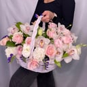 Корзина с цветами «Весенний луг» из роз и орхидей