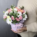 Шляпная коробка с цветами «Композиция Роз, Эустом и Хризантемы»