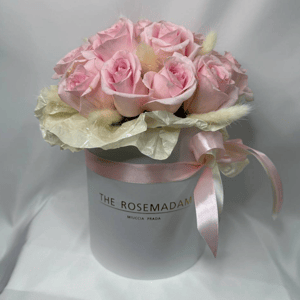 Коробка с цветами «21 розовая роза в нежной композиции»