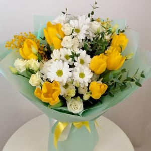 Букет «Весенний сад» из тюльпанов и эустом