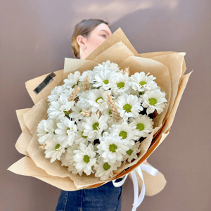 Букет из ромашек с колосками в крафте из хризантем