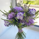 Букет «Лунный свет» из гвоздик и эустом