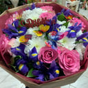 Букет «Яркие бабочки» из ирисов и роз