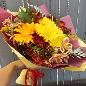 Букет «Яркий карнавал» из альстромерий и хризантем