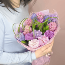 Монобукет из гиацинтов из экзотических цветов