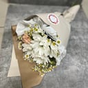 Букет-комплимент из хризантемы и ромашек