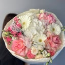 Нежный сборный букет из роз и эустом