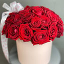 Красные розы в шляпной коробке