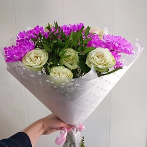 Букет «Чудесный день» из роз и хризантем