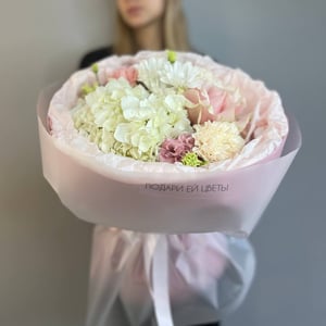 Букет с Гортензией и Эквадор из гвоздик и роз