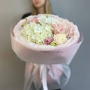 Букет с Гортензией и Эквадор из гвоздик и роз