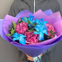 Букет «Пионовидная роза с неоновой орхидеей»