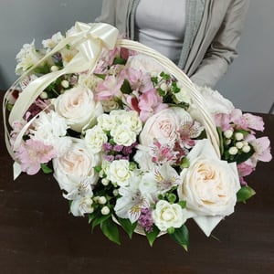 Авторская корзина с пионовидными розам
