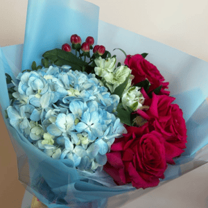 Букет «Поцелуй рассвета» из роз и гортензий