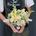 Композиция «Шейк с цветами Нежность» из ромашек и роз