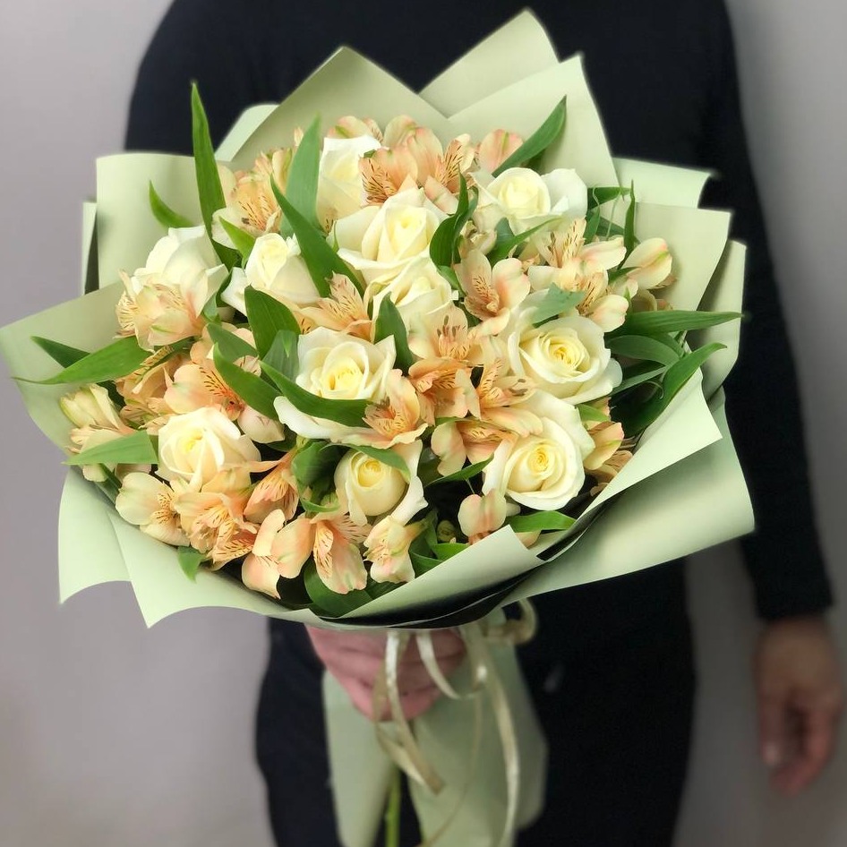 Букет «Белые розы и альстромерии»