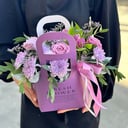 Коробка с цветами «Сиреневая сумочка» из роз и хризантем