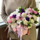 Шляпная коробка с цветами «Сиреневый шум» из хризантем и эустом