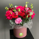 Розовая композиция в шляпной коробке