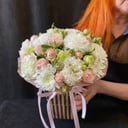 Коробка с эустомой и кустовой розой