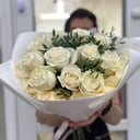 Букет из 11 белых роз с зеленью