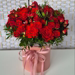 Шляпная коробка с цветами «Формула любви М» из роз и тюльпанов