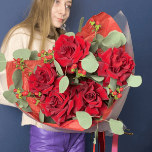 Шикарный букет из красных французких роз и ягодами гиперикума