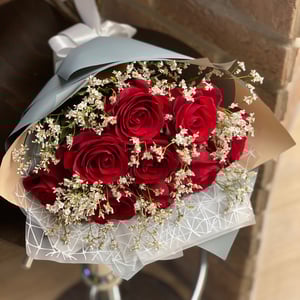 Букет «9 красных роз с декоративной зеленью»
