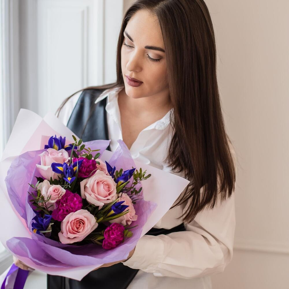 Букет «Элегия» из роз и ирисов