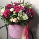 Шляпная коробка с цветами «Ты моё счастье» из роз и альстромерий