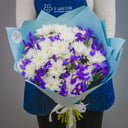 Букет «Пучина морская» из ирисов и хризантем