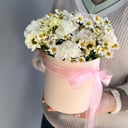 Шляпная коробка с цветами «Букет с полевыми ромашками»