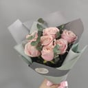 Букет из 7 розовых роз с эвкалиптом