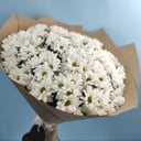 Букет из 19 белых хризантем в крафте