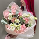 Букет "Стихия нежности" из гвоздик и эустом