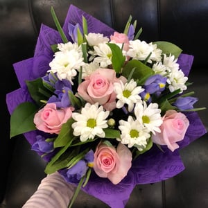 Букет «Млечный путь» из ирисов и хризантем