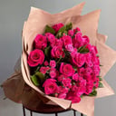 Яркий букет малиновых роз разных сортов