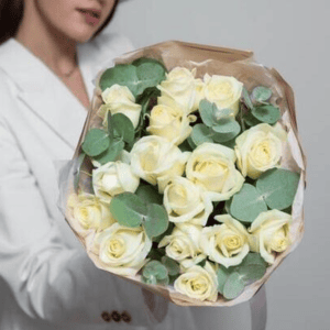 Букет «Белые розы с эвкалиптом»