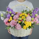 Корзина с цветами «Монруж» из роз и эустом