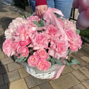 Роскошная корзина цветов из роз и гортензий