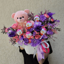 Шляпная коробка с цветами «Букет цветов с киндерами» из роз