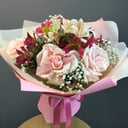 Букет из нежных цветов из роз и альстромерий