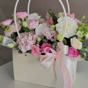 Композиция в сумочке из роз и эустомы