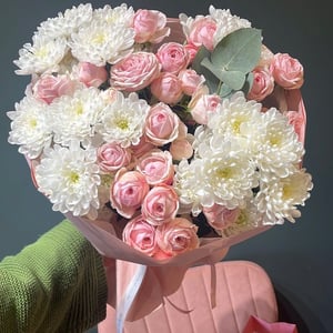 Букет «Романтичный» из роз и хризантем